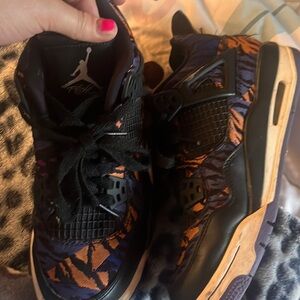 These are a size 5.5 Jordan’s in woman